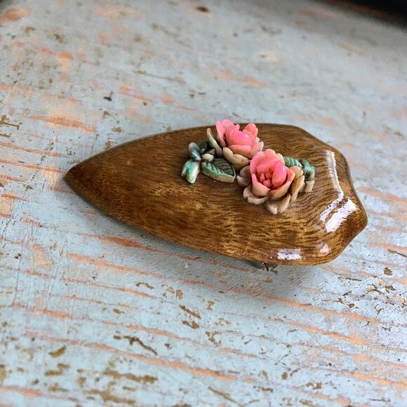 Vintage 1940s Art Nouveau Celluloid Rose Floral Wooden Shield Brooch - Picture 5 of 6